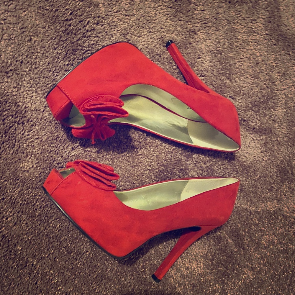 Red Guess pumps